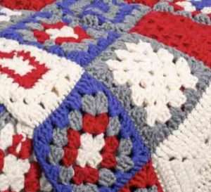 Tricoter une couverture au crochet : carrés multiples