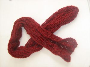 tricoter une écharpe à motifs trou trou