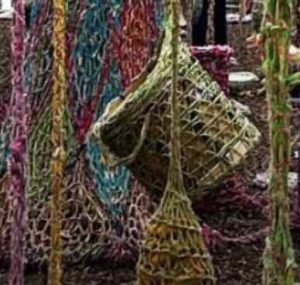 Exposition d'une oeuvre monumentale au crochet