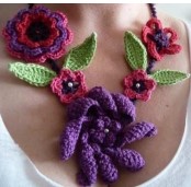 tricoter un collier avec des fleurs 