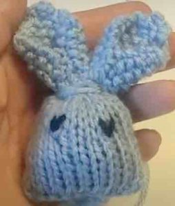 Un lapin à tricoter sans couture