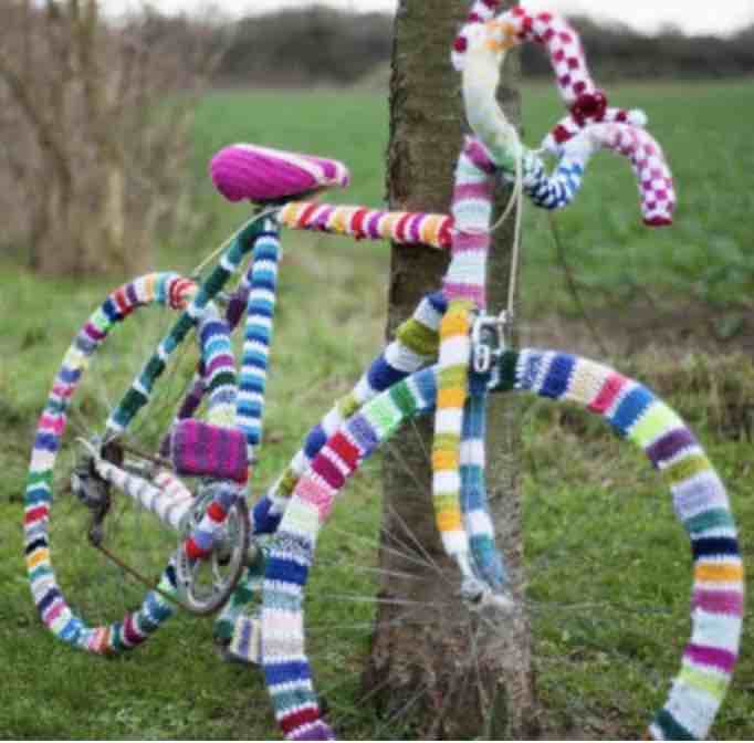 Yarn bombing ou tricot urbain aiguilles ou crochet Mode laine